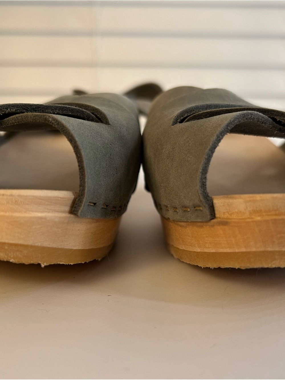 BRYR New Women’s Size 39/9 Emma Cross Toe Clogs - Picture 3 of 8